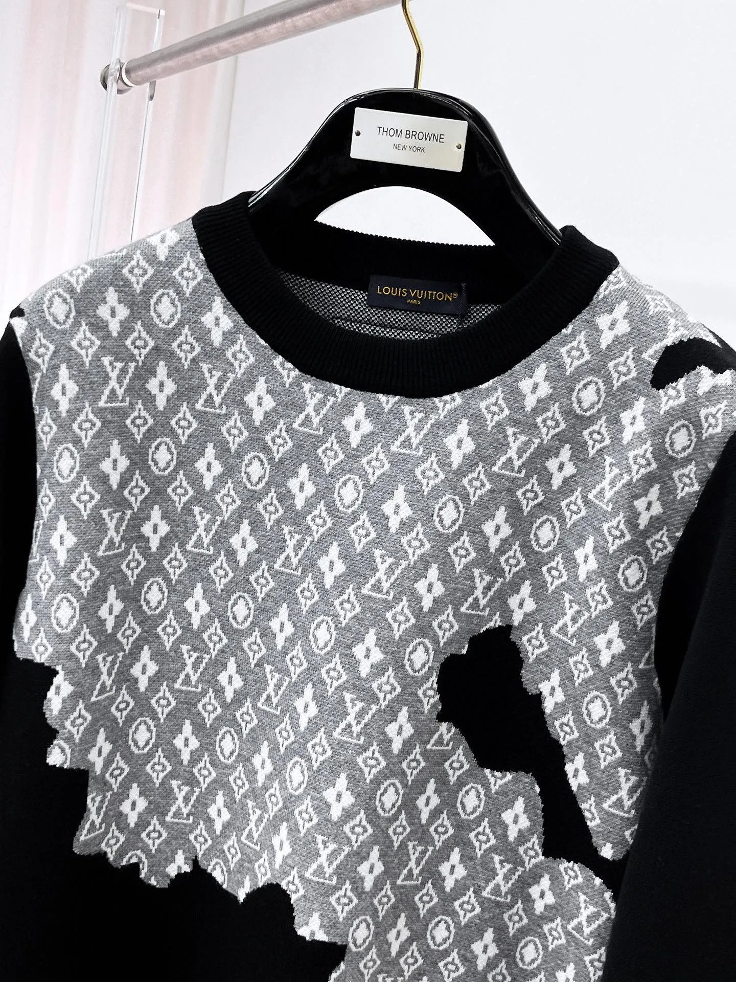 🅿️440 LV 2025ss new wool blended round neck long sleeve sweater cardigan bottoming shirt, high-end version! The custom-made fabrics at the counter are highly breathable and comfortable, with impeccable details and brand element design concepts, reflecting high quality. It feels delicate and soft! It presents a casual cut and the upper body shape is great! 🐉Code size: M-3XL